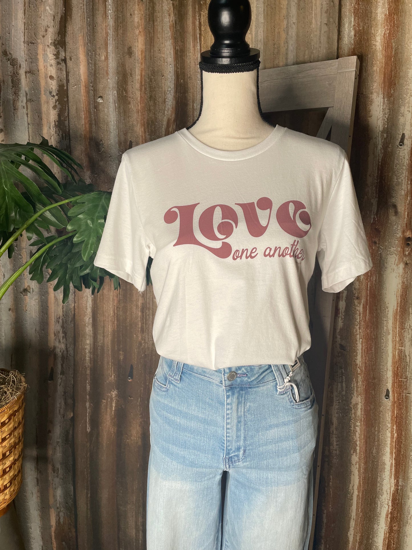 WOMENS GRAPHIC T-SHIRT LOVE ONE ANOTHER