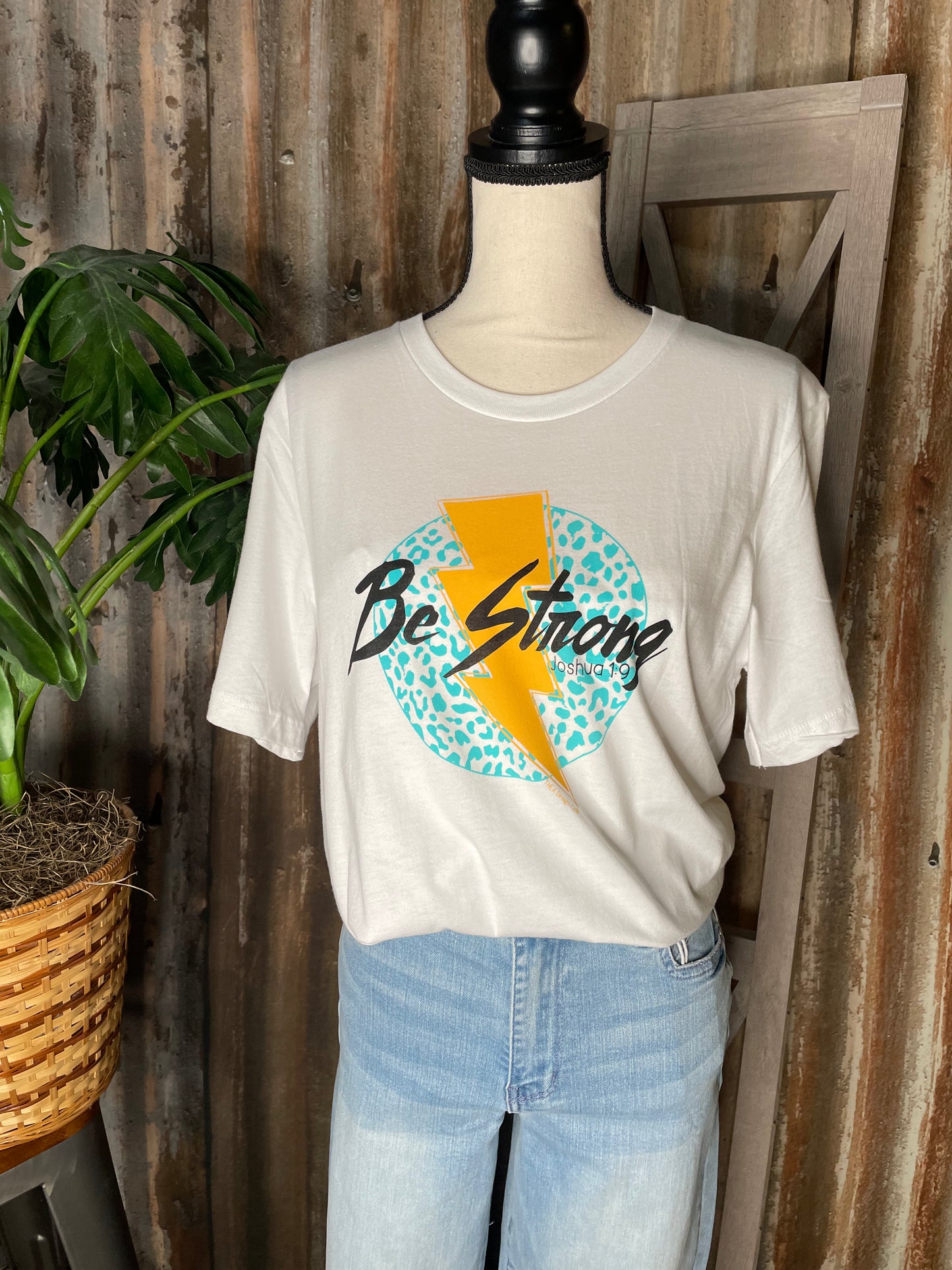 SHORT SLEEVE GRAPHIC WHITE T-SHIRT