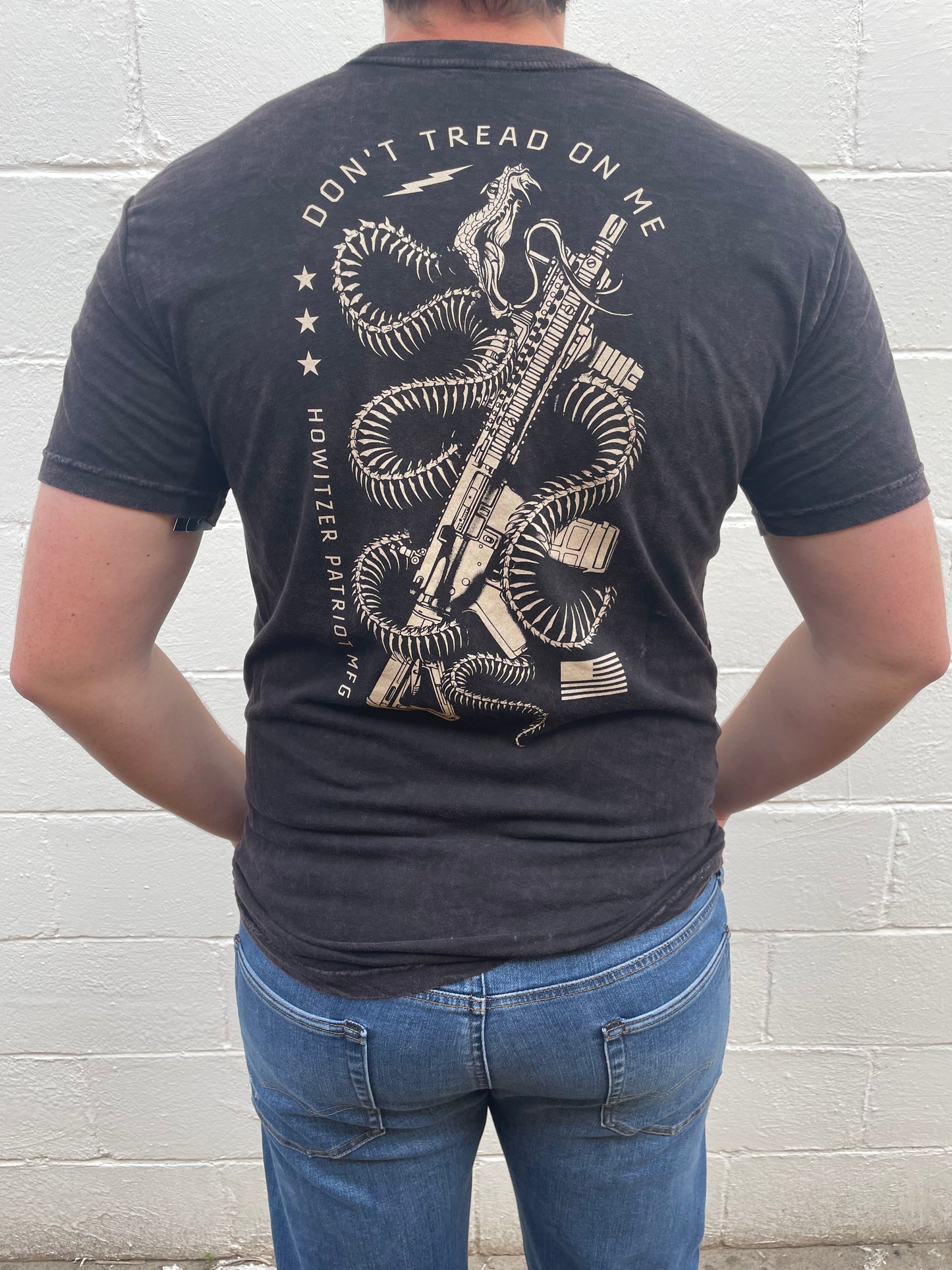 MEN'S STONEWASH BLACK GRAPHIC SHORT SLEEVE T-SHIRT