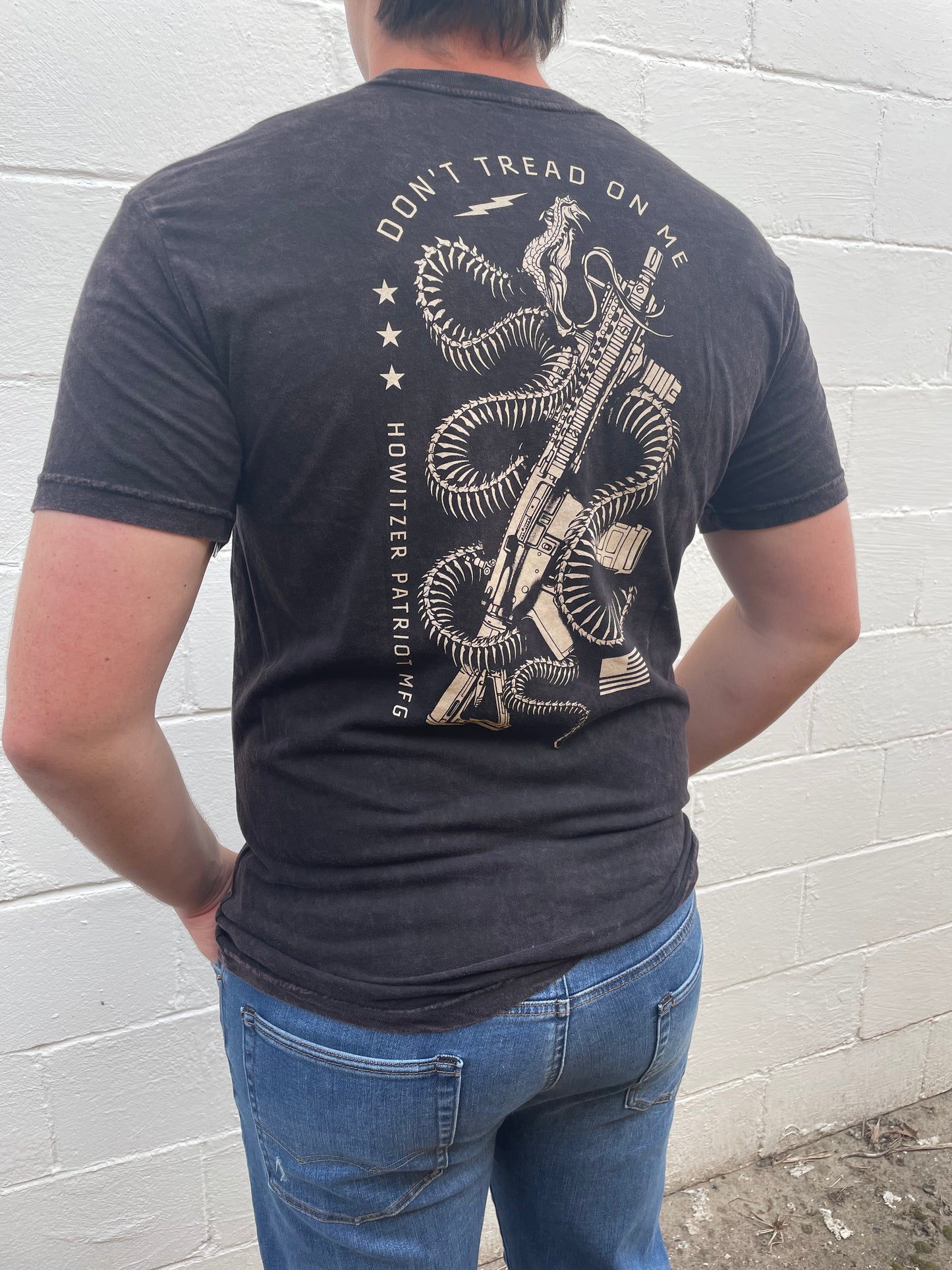 MEN'S STONEWASH BLACK GRAPHIC SHORT SLEEVE T-SHIRT