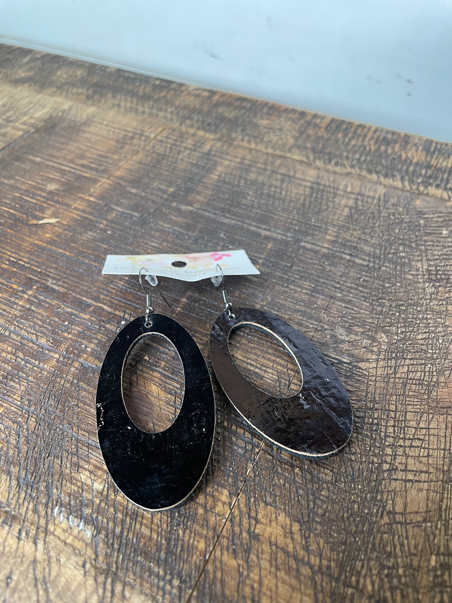 BLACK FAUX LEATHER OPEN OVAL EARRINGS