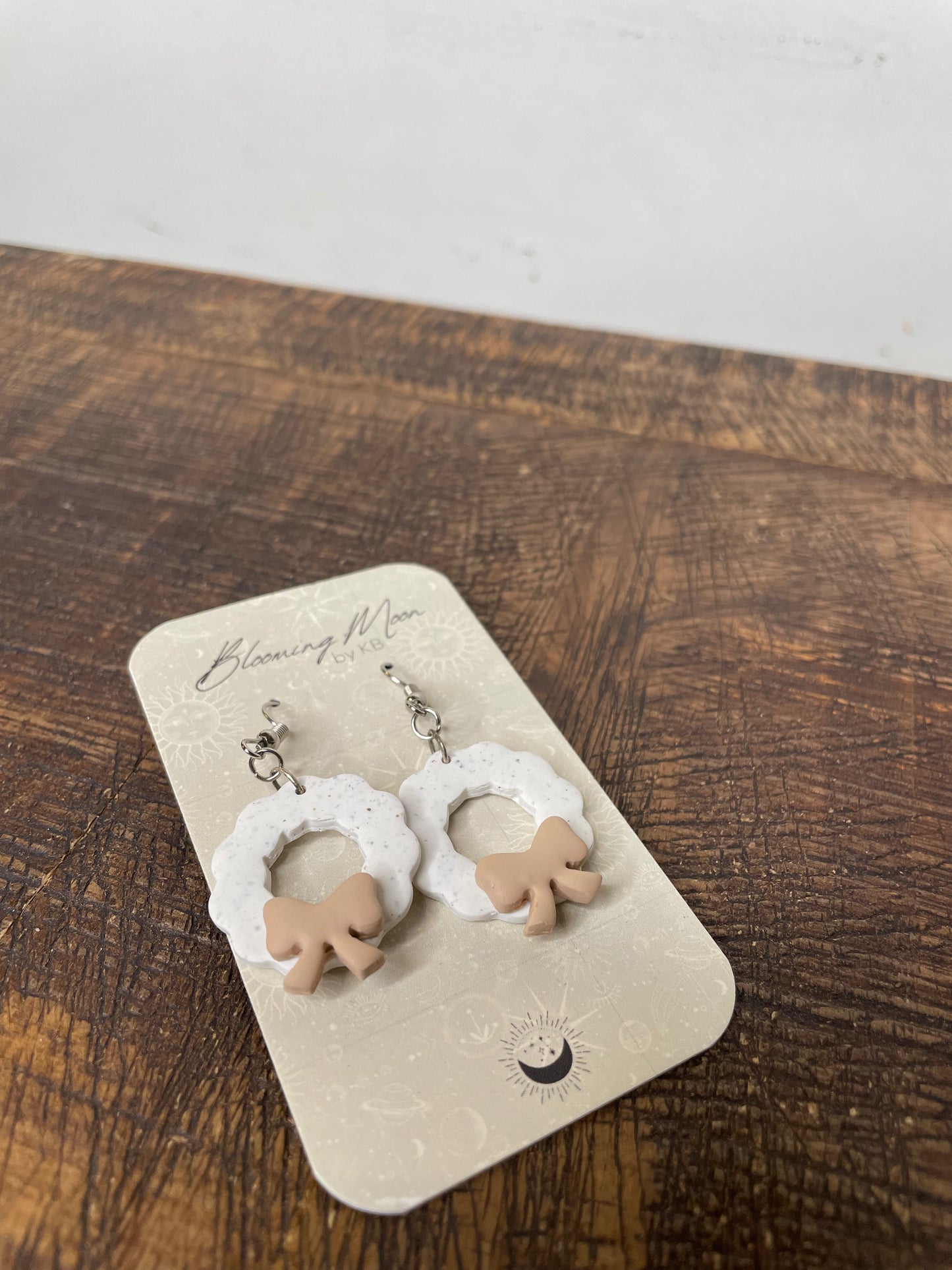 WHITE WREATH WITH BEIGE BOW EARRINGS