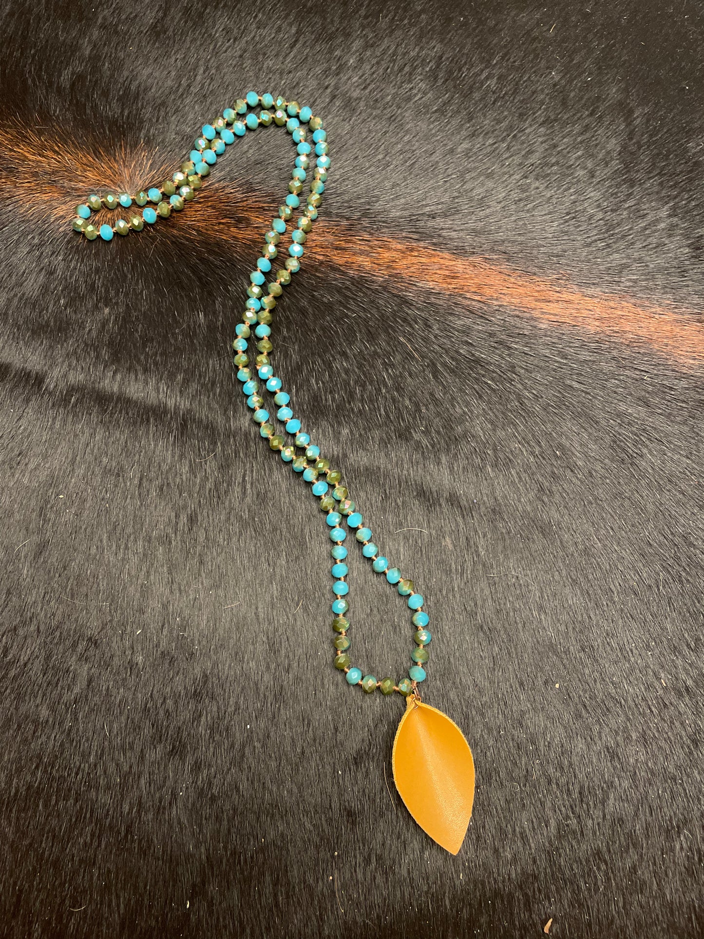 MARBLED TURQUOISE BEADED NECKLACE WITH LEATHER ACCENT